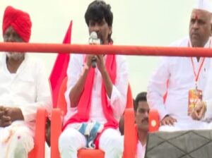"मनोज जरांगे पाटील नारायणगडावरील दसरा मेळाव्यात उपस्थित, मराठा आरक्षणासाठी भावनिक भाषण करताना"