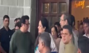 राज ठाकरे आणि उद्धव ठाकरे मातोश्रीवर झालेल्या भेटीदरम्यान एकत्र उभे असलेले, महाराष्ट्राच्या राजकारणातील महत्त्वाचा क्षण दर्शवणारा फोटो