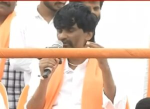 "मनोज जरांगे पाटील नारायणगडावरील दसरा मेळाव्यात उपस्थित, मराठा आरक्षणासाठी भावनिक भाषण करताना"