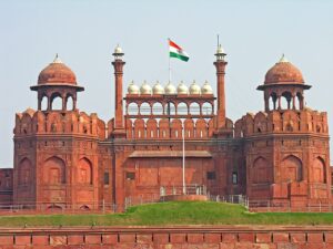 ध्वजारोहण आणि ध्वज फडकवणे फरक